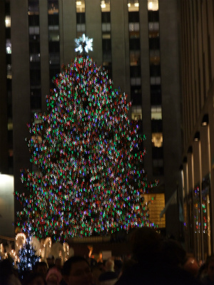 ロックフェラービルの大きなクリスマスツリー「美しい!」 ロックフェラービルの大きなクリスマスツリー「美しい!」