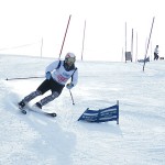 前傾姿勢で急斜面に飛び込む池◎選手