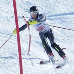 当たりに行っている写真です。右腰もポールの内側を通しましょう