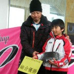 世界選手権出場の徹也コーチ(前走)に祝福されて…