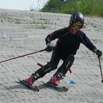 肘が曲がるため、肘が脇の横になっています。