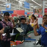 Jr,にカメラ向けたら乗りがよいレジの女性　ファニー