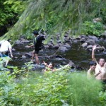 冷たい川で遊ぶ　クレイジー達