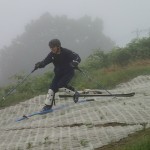 わざわざ途中で外す悪い見本を示しています…湯沢高原で頑張っている康富コーチ