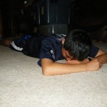 みんなの前で「ワン♪ワン♪」泣いているタカ