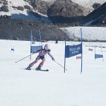 固い急斜面を果敢に攻めています◎