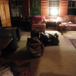 スキーは車に積んだし、居間には荷物が…