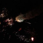 ヘリコプターの中から花火を打ち上げる！打ち下げる！乱れ打ち！