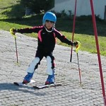 カラスのように羽を開いて上に抜けていました