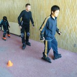 すねを前屈して膝を中心にえぐります