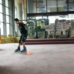 肘が下がるとバランスを崩します