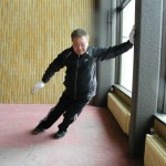 前屈みを直して腰を前に出すと良いでしょう