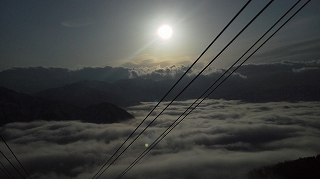 大会2日目の朝日を見て役員はロープウェイで出発 大会2日目の朝日を見て役員はロープウェイで出発