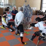 上体が倒れかかり、内倒しているのが分かります