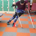 下を向き、X脚の膝もスキーをイメージしていません