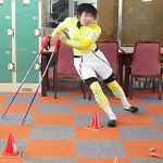 内足から着地しての内倒と外スキーがあさってを向いています