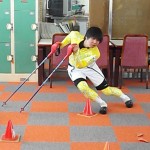 上体がつぶれて膝も曲がっています