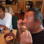 釣り師「ウッチー」が釣った３０ｃｍ以上のニジマスをほおばって！