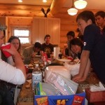 ロバートが作るモヒートを興味津々で見るジュニア達