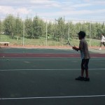 テニススクールに通っているので、立っている格好はグッド