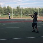 全く当たらないテニスボール。ラケットに穴？