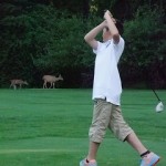 裕は、鹿をバックにナイスショット。ちなみに今日はハーフ59