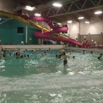 波のプールとウォータースライダーで楽しくスイミング