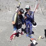 さすが４年生！自分で板を担いで…が、ワンピーがずり落ち、パンツ丸見え！