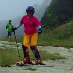 思いっきりスキーを後ろに引いたつもり・・・