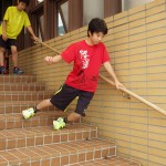 投げ出しが弱いので上にたっています