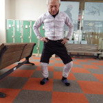 左膝を動かすと右膝が動く!