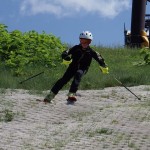 内倒して内スキーに乗っています