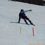 雪面に着けに行っています。左膝の絞りが無くなります×