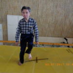 右腰が見えて×