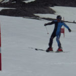 腕を広げてカラスの真似？